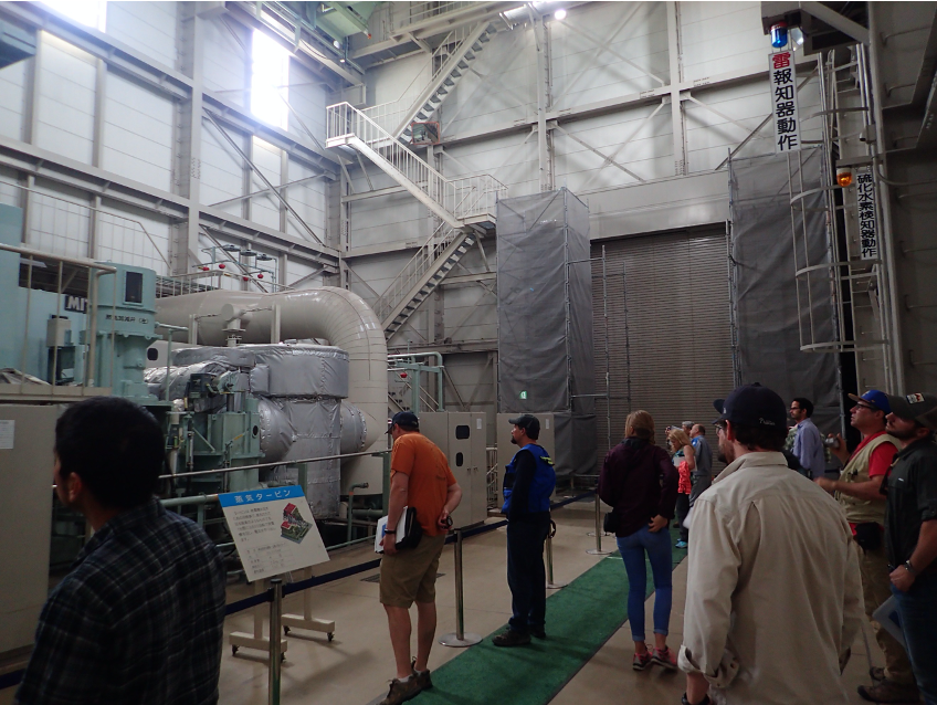大霧地熱発電所内での国際巡検の様子